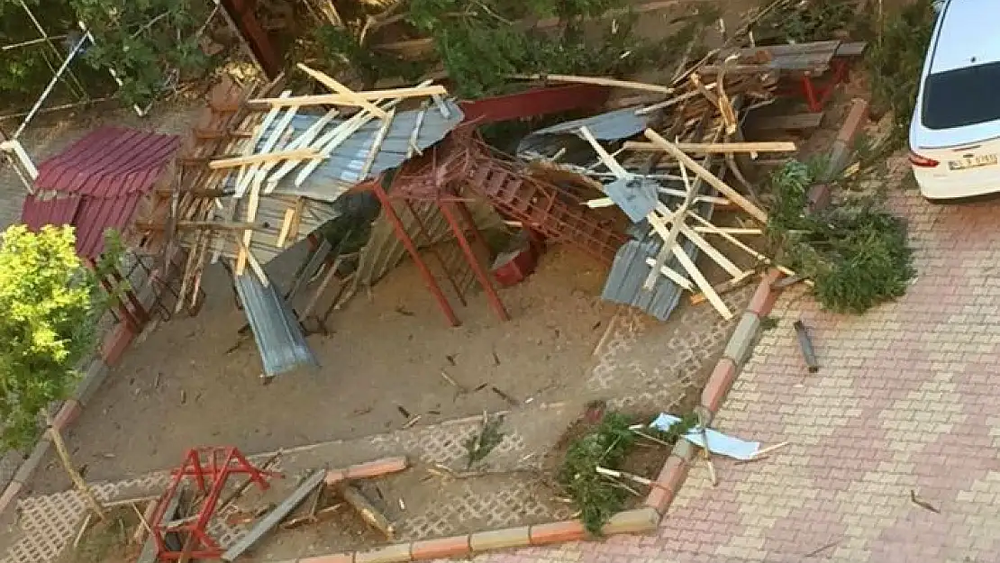 'Kahramanmaraş´ta şiddetli rüzgar yurt binasının çatısını uçurdu'