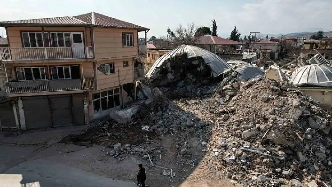 'Kahramanmaraş´taki depremde kubbesi ve minaresi yıkılan camii havadan görüntülendi'