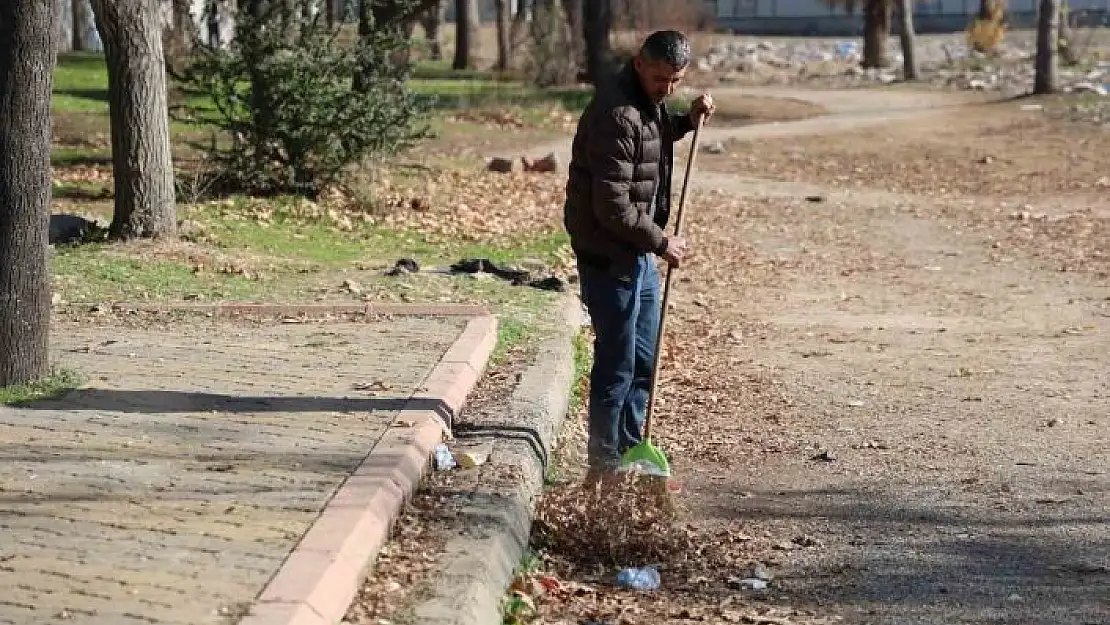 'Kahramanmaraşlı depremzede yaşadığı mahallenin park ve bahçelerini temizliyor'