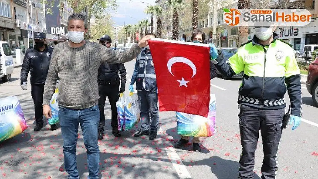 Kahramanmaraşlı esnaftan polislere yastık, bayrak