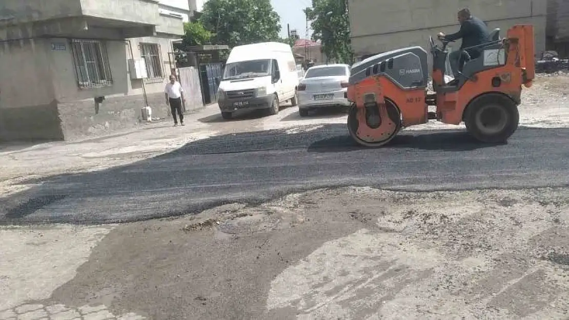 'Kahramanmaraşta mahallelerde asfalt tamiratı çalışmaları devam ediyor'