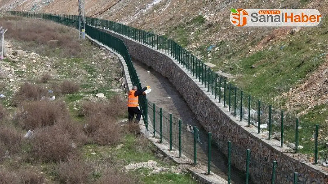 Kahta Belediyesi larva üreme noktalarını ilaçlıyor