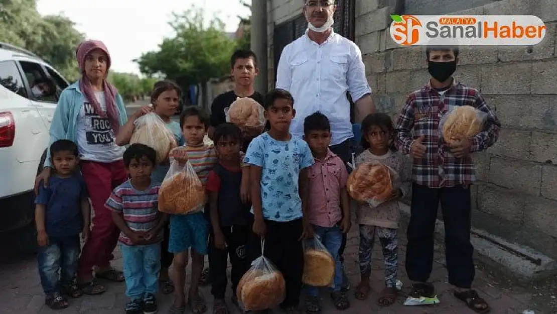 Kahta'da 3 öğretmen her gün bedava pide dağıtıyor