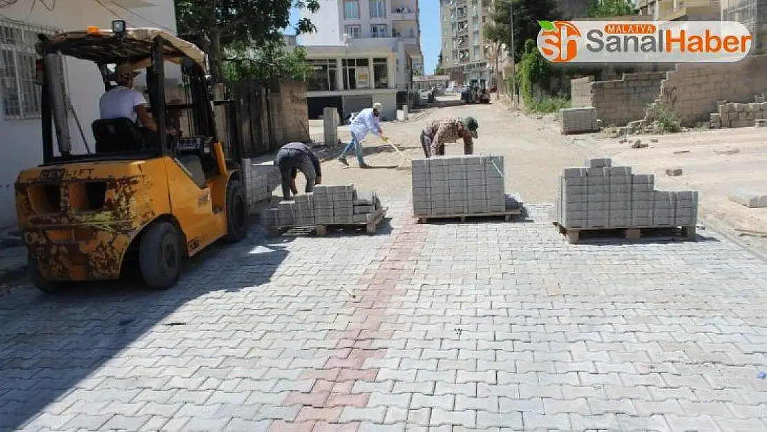 Kahta'da kilitli parke taşı döşeme çalışmaları sürüyor