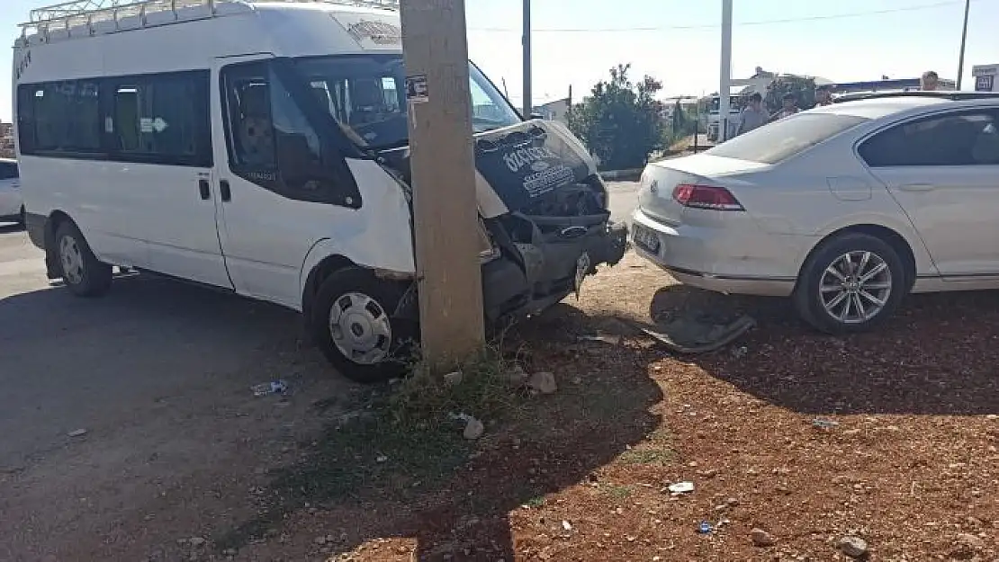 'Kahta´da minibüs ile otomobil çarpıştı: 2 yaralı'
