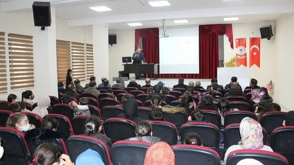 'Kahta´da `Öğrenme ve Öğrenme Süreçleri´ konferansı düzenlendi'