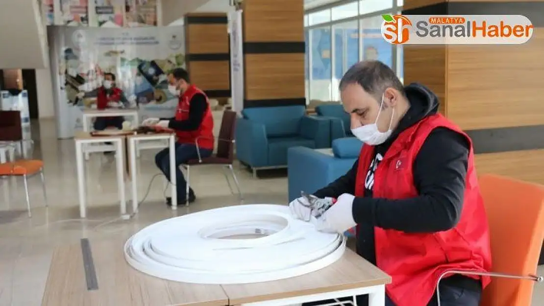 Kahta Gençlik Merkezi siperlik maske üretiyor