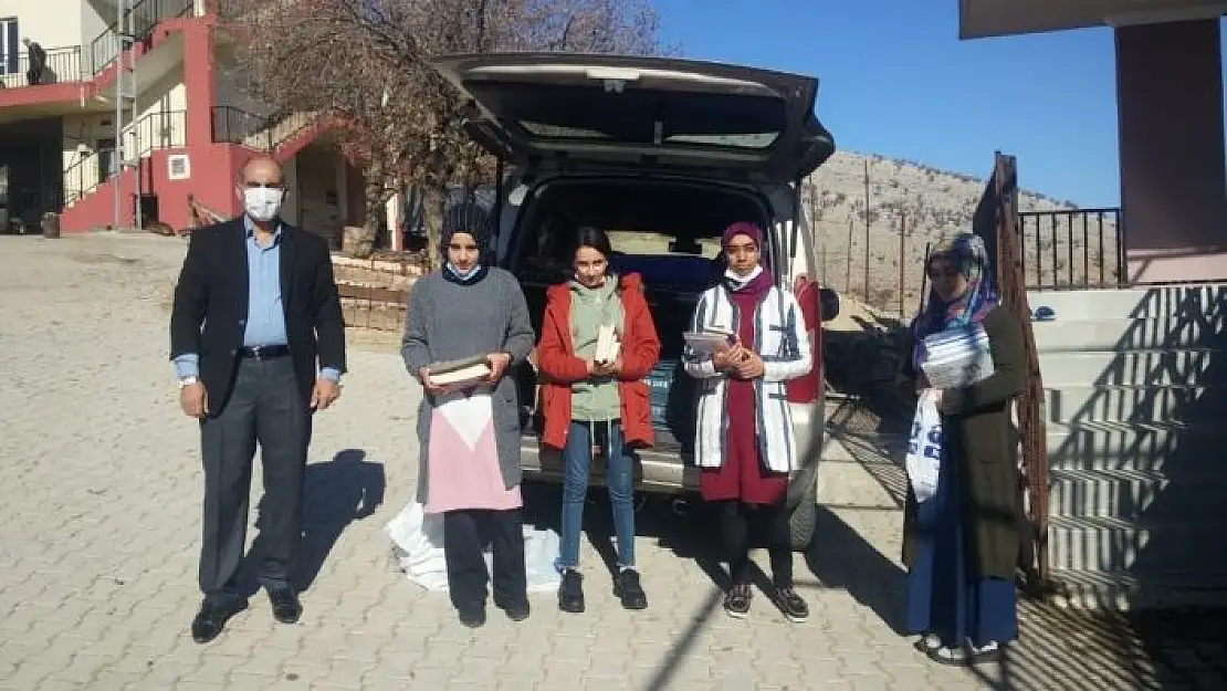 'Kahtalı öğretmenler köydeki kız öğrencilerine kitap dağıttı'