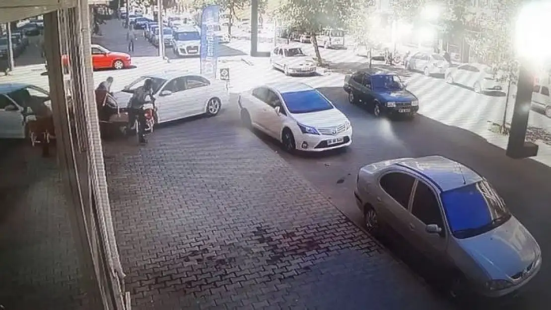 'Kaldırımda oturan esnafın arasına otomobil daldı: 1 yaralı'