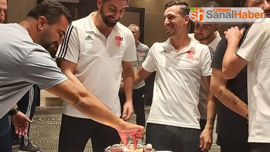 Kaleci Muammer Yıldırım'a sürpriz kutlama