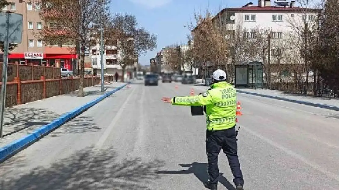 'Kamera yok diye kırmızı ışıkta geçenler sivil ekibe yakalandı'