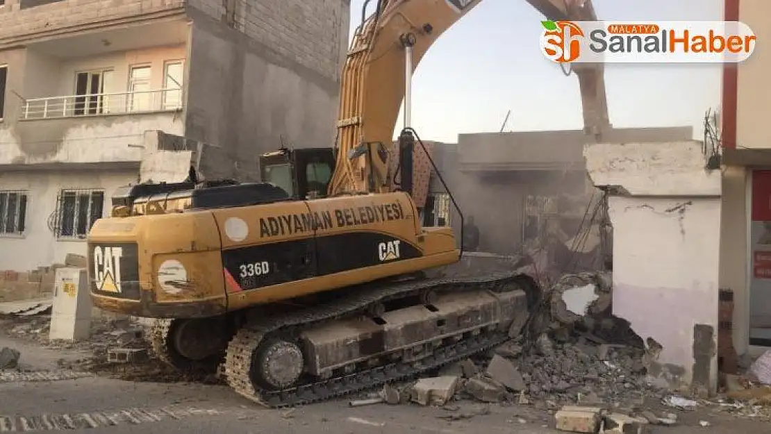 Kamulaştırılan yapıların yıkımı sürüyor