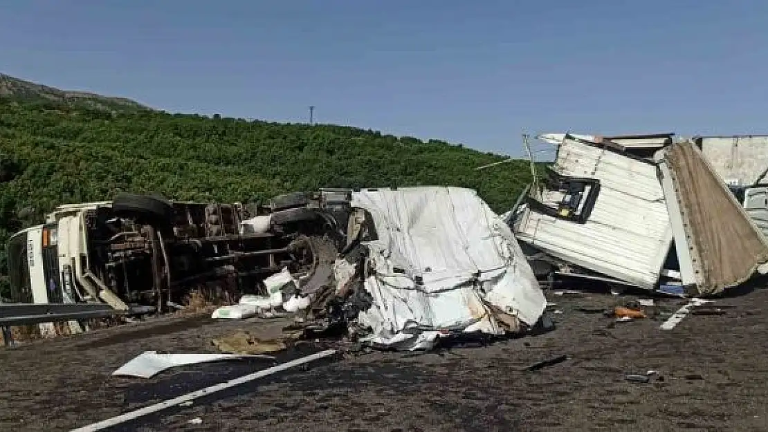 'Kamyon ile çarpışan tırın kupası ayrıldı: 1 yaralı'