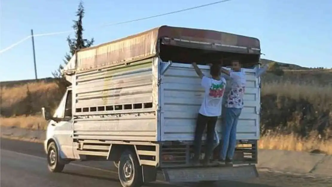 'Kamyonet arkasında tehlikeli yolculuk'