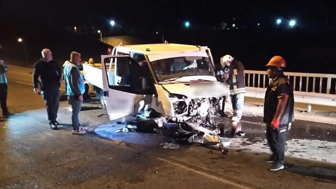 'Kamyonet bariyerlere çarptı: 1 yaralı'
