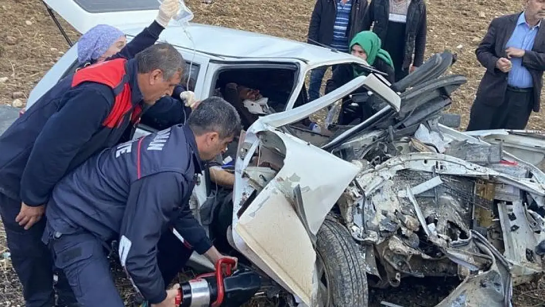 'Kamyonet ile otomobil kafa kafaya çarpıştı: 1 ölü, 3 yaralı'