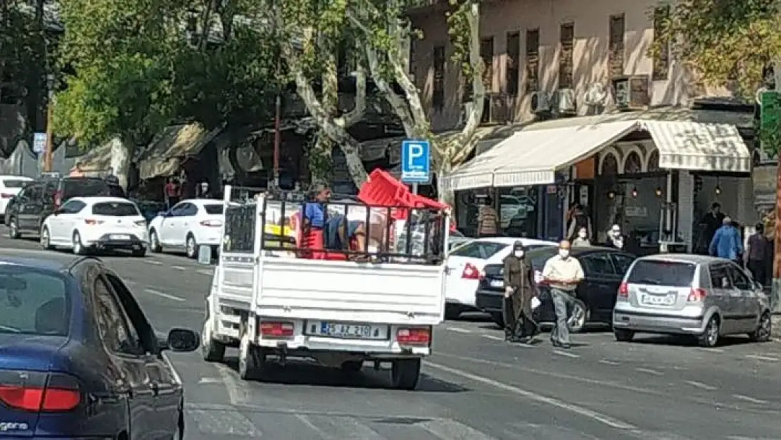 'Kamyonet kasasında tehlikeli yolculuk'
