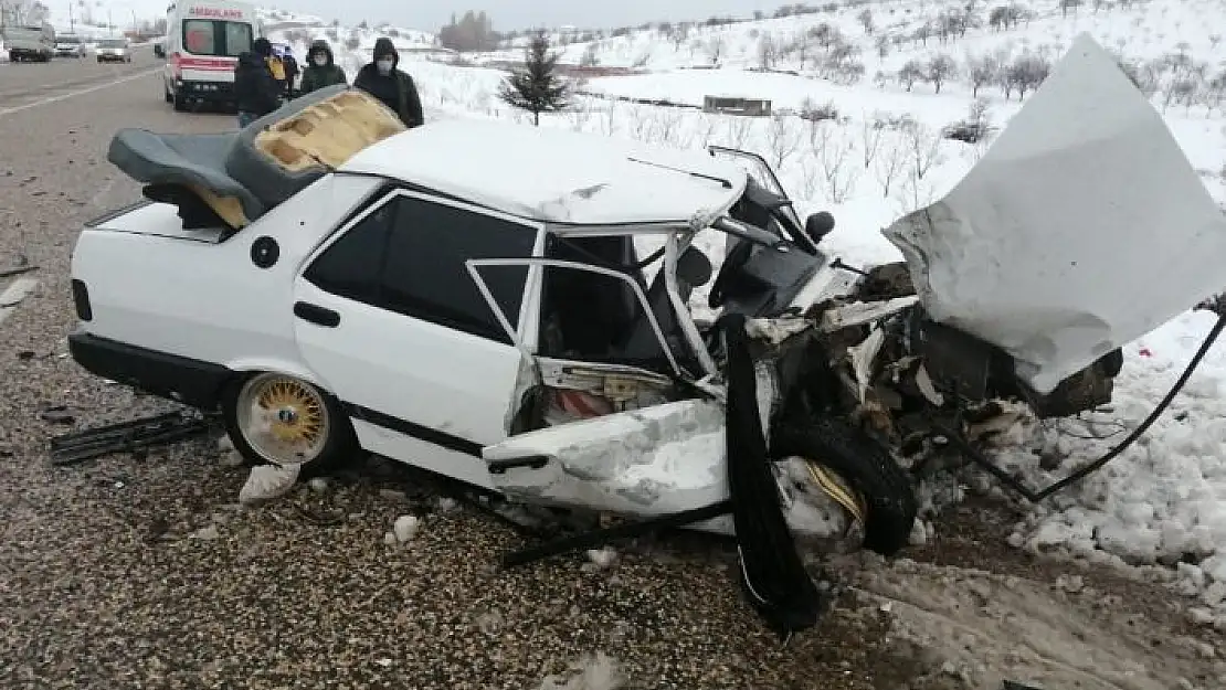 'Kamyonet otomobile çarptı'