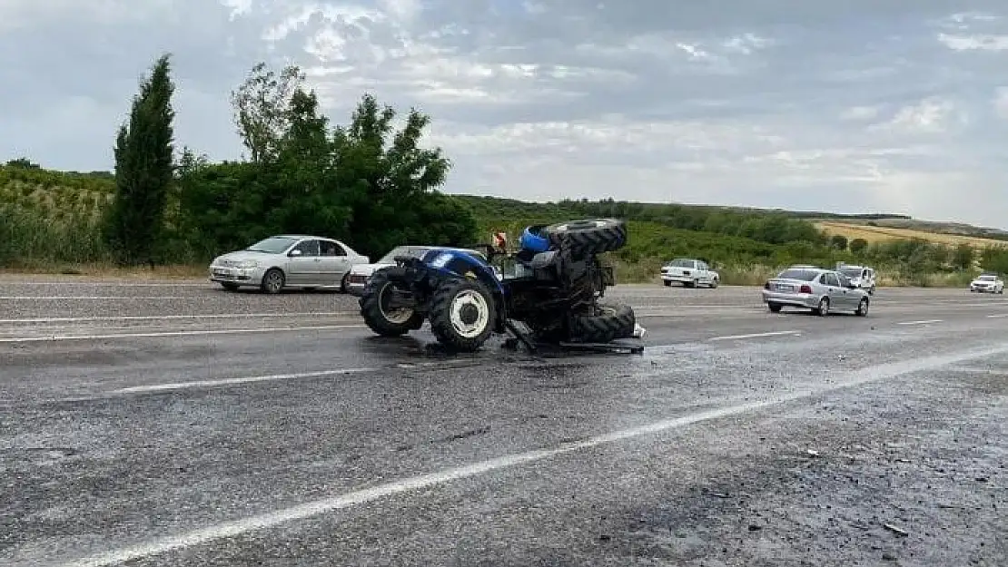 'Kamyonun çarptığı traktör ikiye bölündü: 2 yaralı'