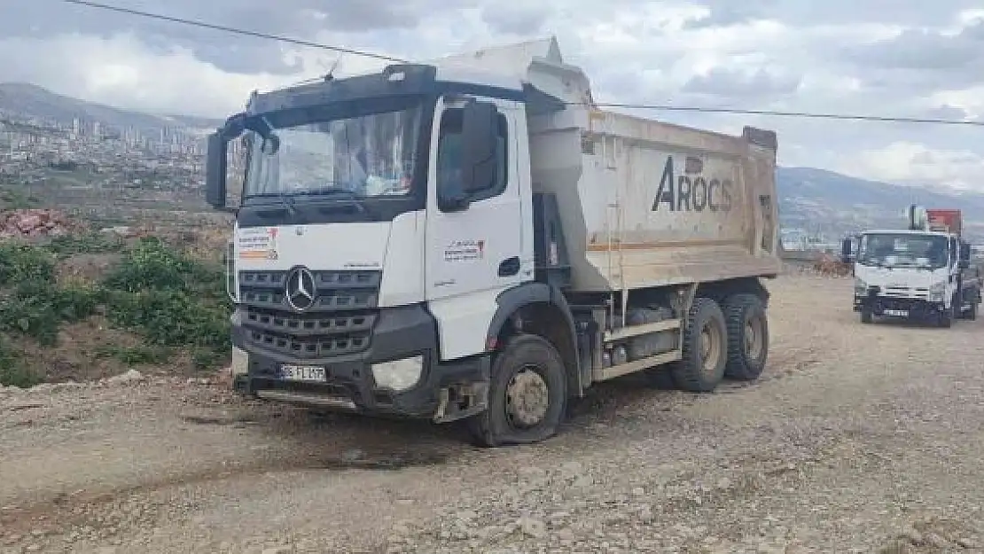 'Kamyonun damperi yüksek gerilim teline takıldı, sürücüsü yara almadan kurtuldu'