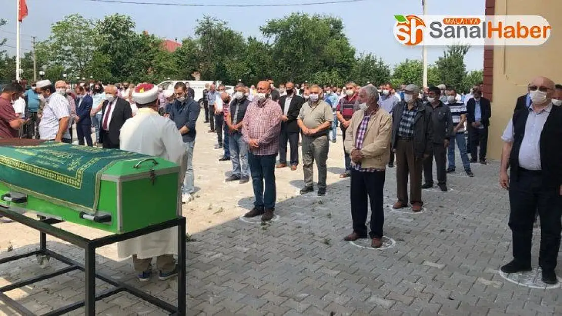Kamyonun eve girmesi sonucu hayatını kaybeden kadın son yolculuğuna uğurlandı
