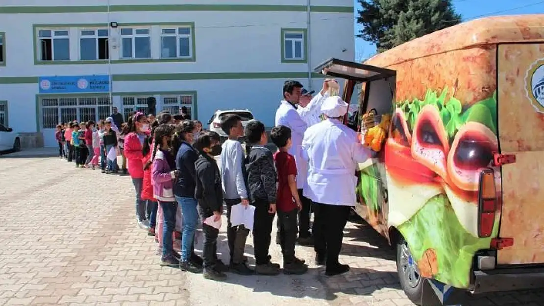 '`Kantinbüs´ kantini bulunmayan köy okulları için yollarda'