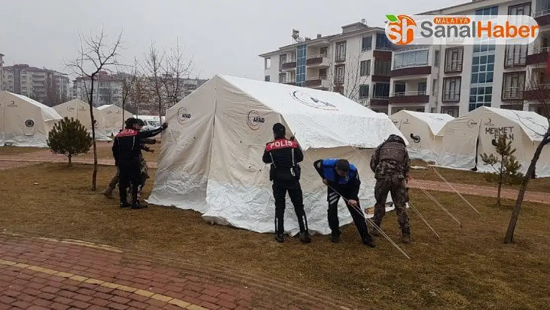 Kapı kapı gezen polis, depremzedelere yardımları ulaştırıyor