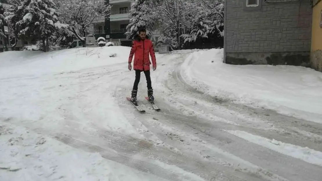 'Kar Elazığ´ı kapladı, 3 kafadar kayak takımlarını alıp caddeleri kayakla gezdi'