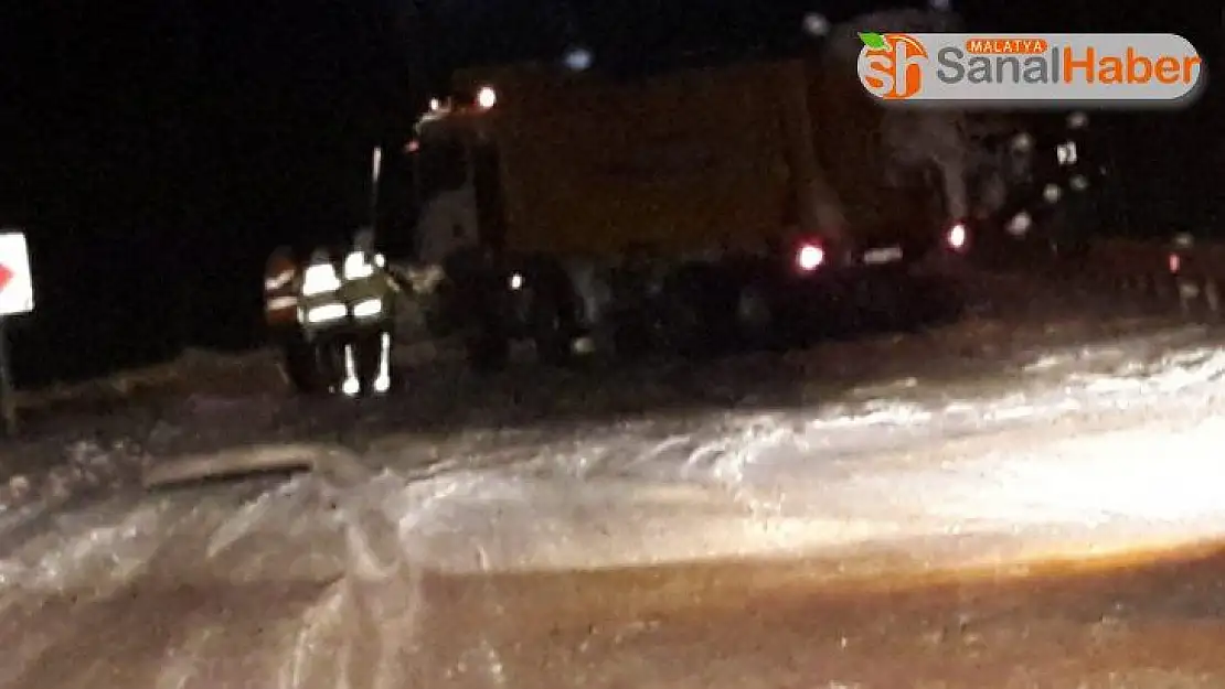 Kar küreme aracı kaza yaptı, yol bir süre trafiğe kapandı