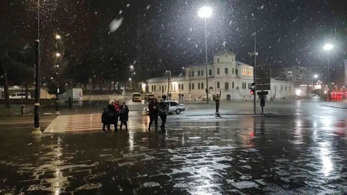 'Kar yağışı etkisini gösterdi, bazı sürücüler yolda kaldı'