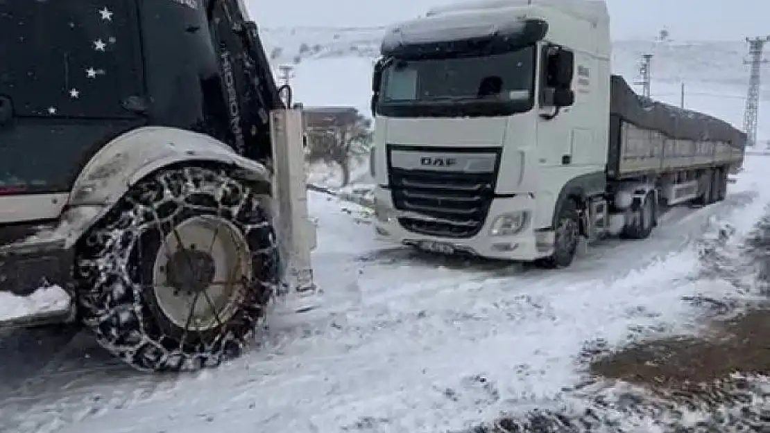 'Kar yağışından dolayı yolda kalan tır ekipler tarafından kurtarıldı'