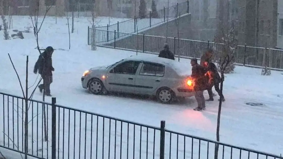 'Kar yağışının etkili olduğu Elazığ´da sürücüler zor anlar yaşadı'