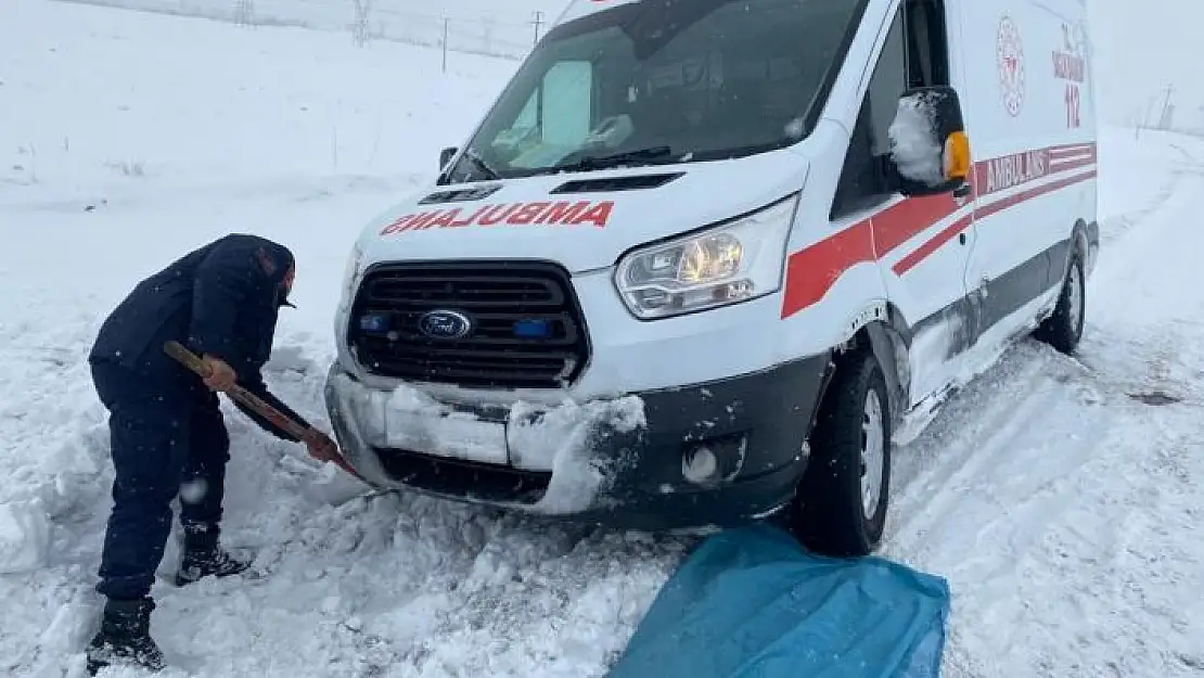 'Kara saplanan ambulans ve minibüsü jandarma kurtardı'