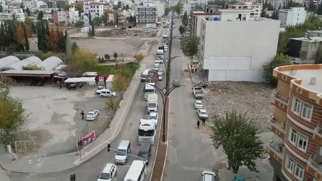 'Kara yoluna yıkılan bina trafik yoğunluğuna neden oldu'