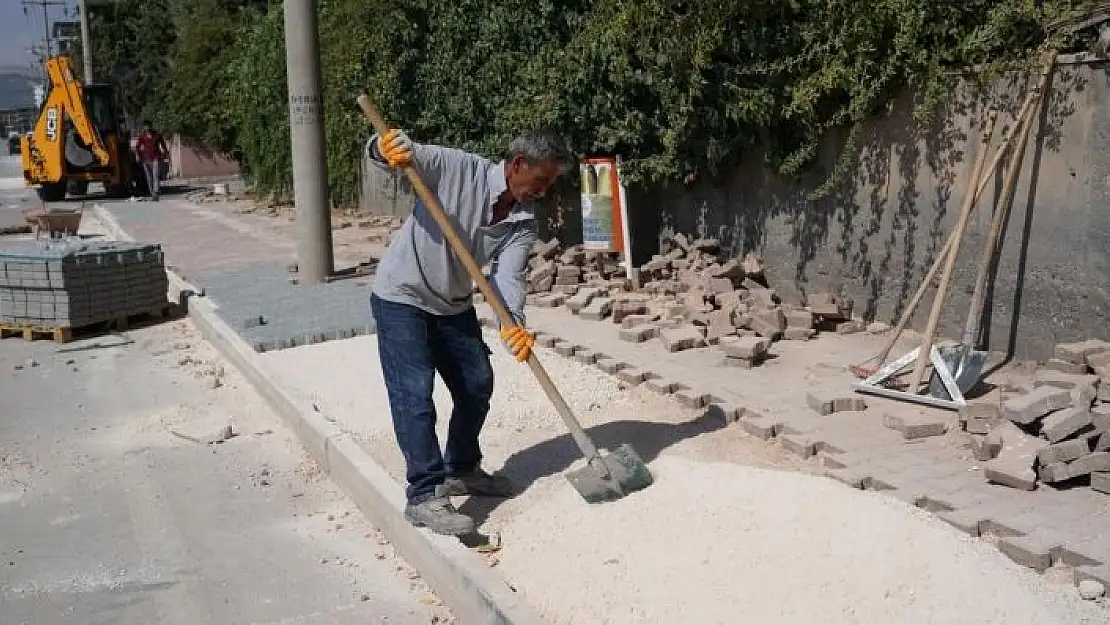 'Karaali Caddesinde kaldırım çalışması'