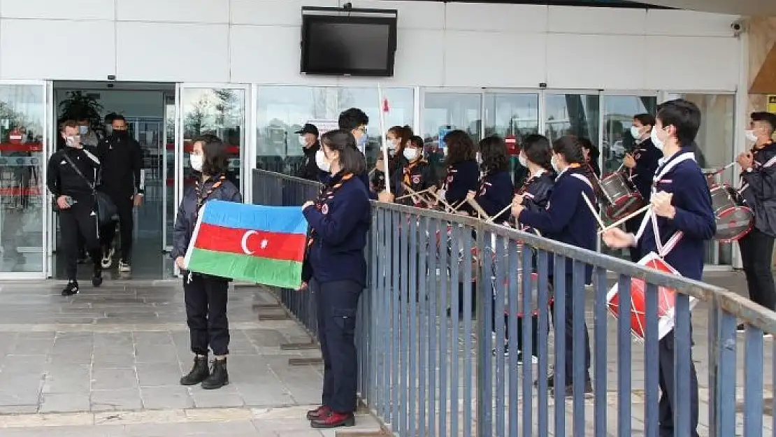 'Karabağ, Sivas´ta `Çırpırdı Karadeniz´ türküsüyle karşılandı'