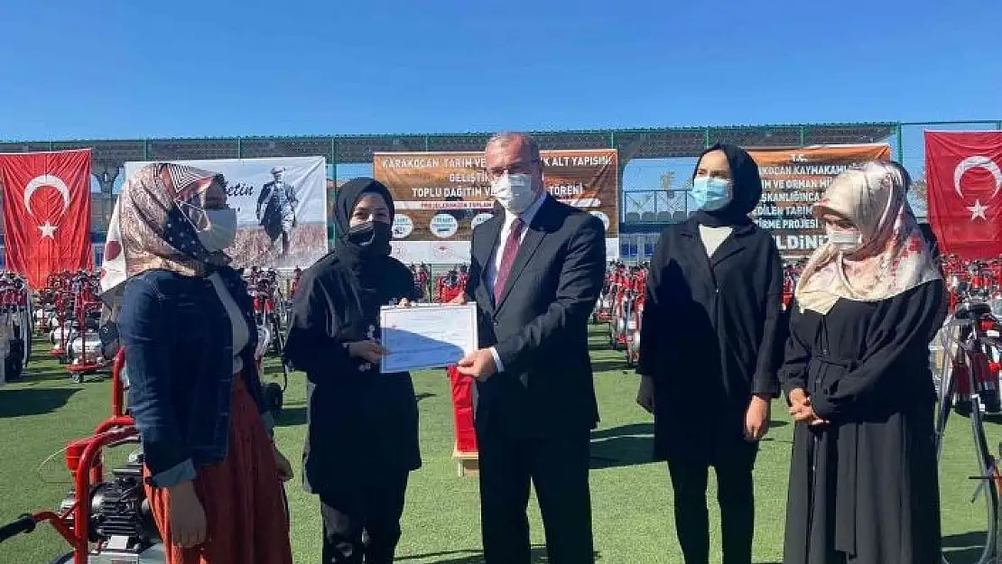 'Karakoçan´da tarım makinası dağıtımı ve sertifika töreni'