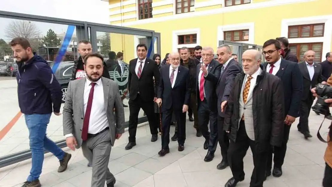 'Karamollaoğlu, eleştirdiği hızlı trenle Ankaraya geri döndü'