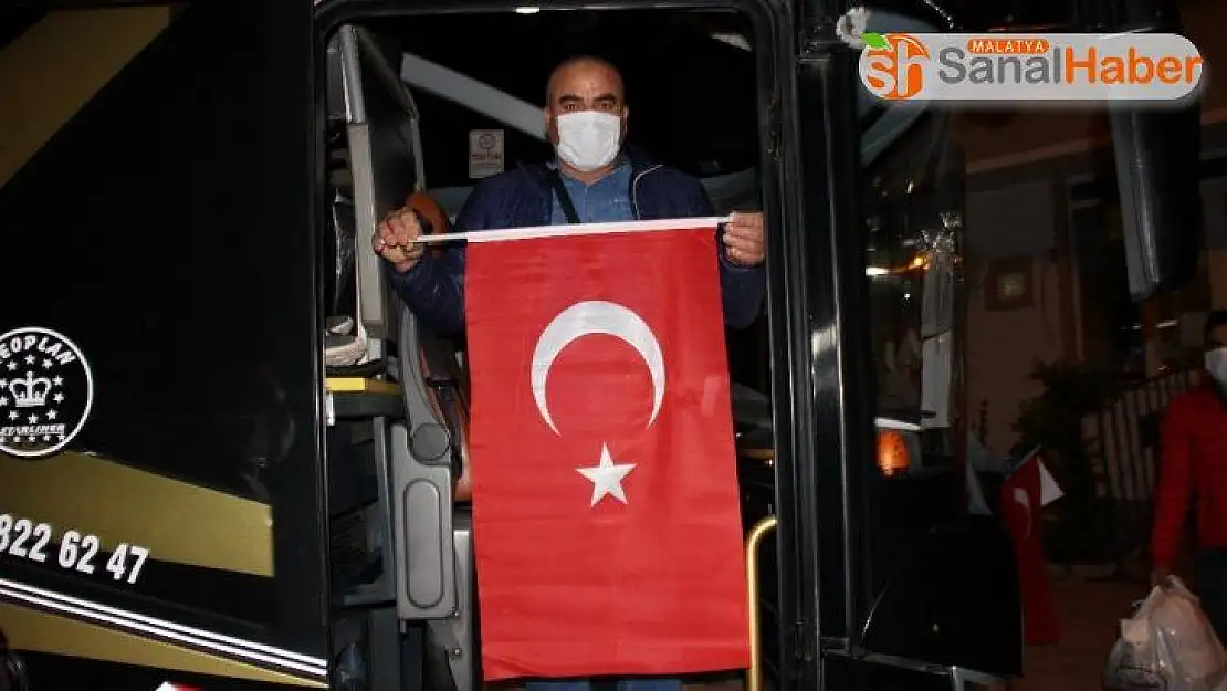 Karantinası biten Türk vatandaşları sabah ezanıyla yolcu edildi
