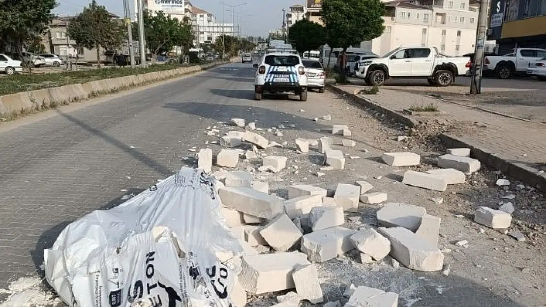 'Karayoluna inşaat malzemesi döküldü'