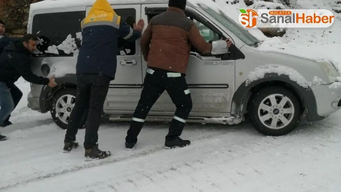 Karayolunda araçlar kar ve buzlanma nedeniyle mahsur kaldı