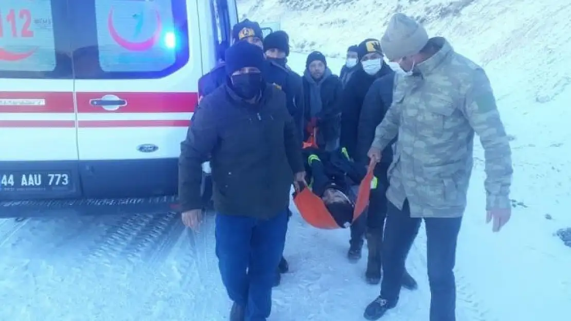 'Karda kayan araç uçuruma yuvarlandı: 2 yaralı'