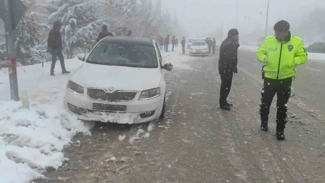 'Karda kayan otomobil yayalara çarptı: 5 yaralı'