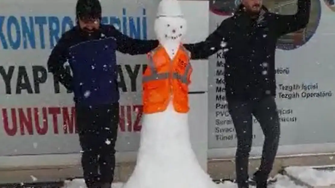 'Kardan adamı giydirip birlikte halay çektiler'