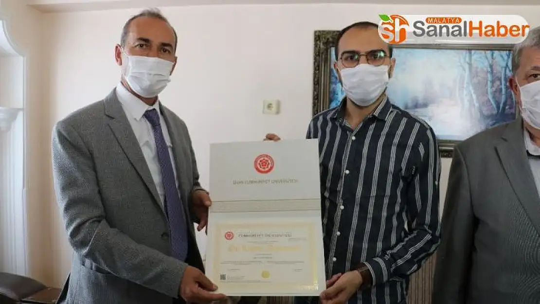 Kardeşinin ilik bağışı ile kanseri yendi, rektör diplomasını evinde teslim etti