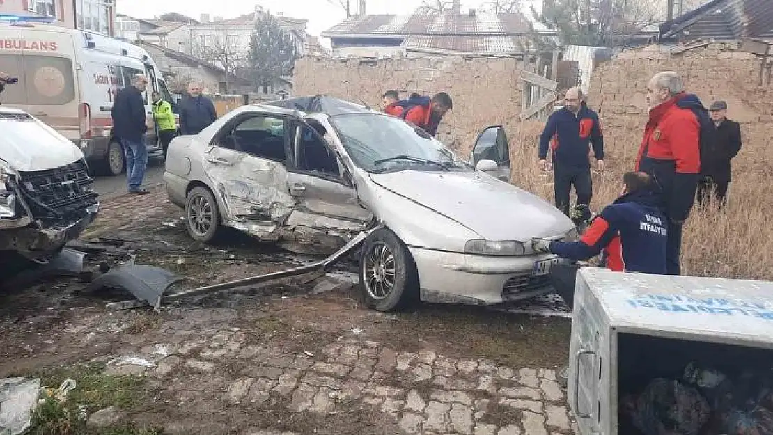 'Kargo minibüsü otomobile çarptı: 5 yaralı'