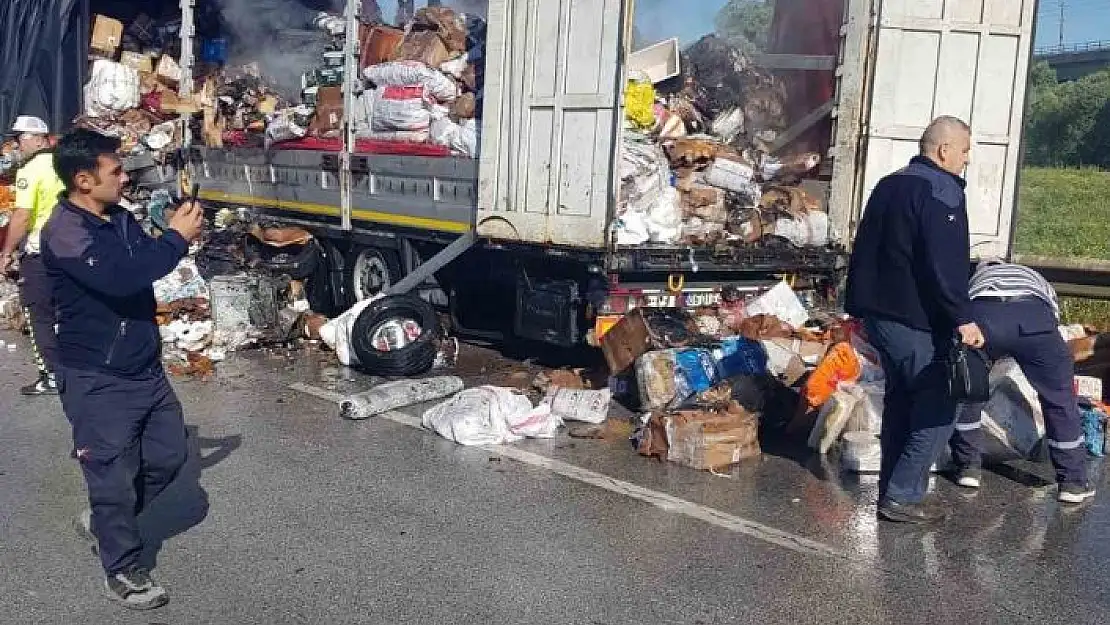 'Kargo tırının dorsesinde çıkan yangını ekipler söndürdü'