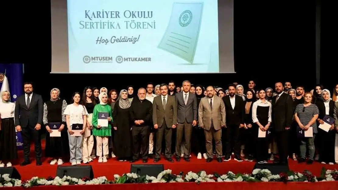 'Kariyer Okulunu tamamlayanlar belgelerini aldı'