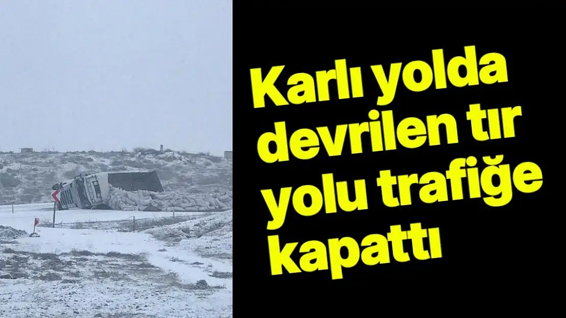 Karlı yolda devrilen tır, yolu trafiğe kapattı