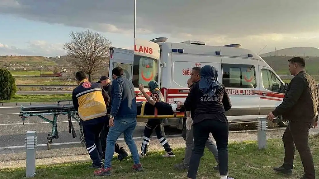 'Karşı şeride geçen hafif ticari araç, otomobille çarpıştı: 3 yaralı'